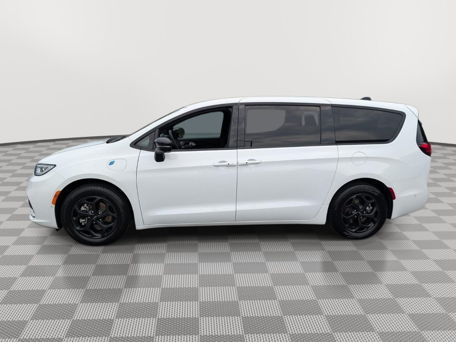 2024 Chrysler Pacifica — side profile view