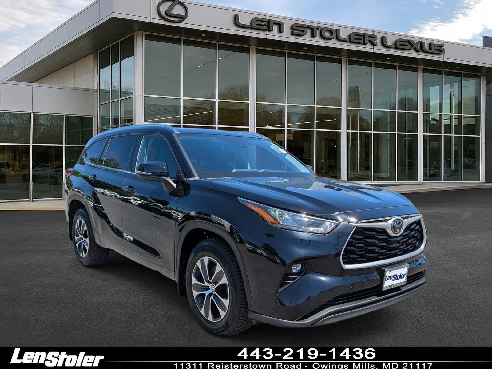 2020 Toyota Highlander XLE in Midnight Black Metallic — front three-quarter view